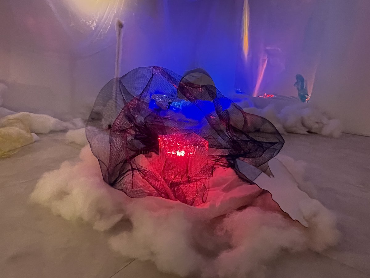 andlinks81's tweet photo. Yilun Zhan|占逸伦 個展
「境界|やわらかな — SOFT BOUNDARY」光に触れ、光の中を歩く。
見る位置や身体の動きによって色は重なり、空間は刻々と表情を変えていきます。9/15(火)〜9/19(土)
12:00〜18:00
#占逸伦 #SOFTBOUNDARY #LightArt #現代アート #GALLERYANDLINKS81 https://t.co/apIjen9Pho