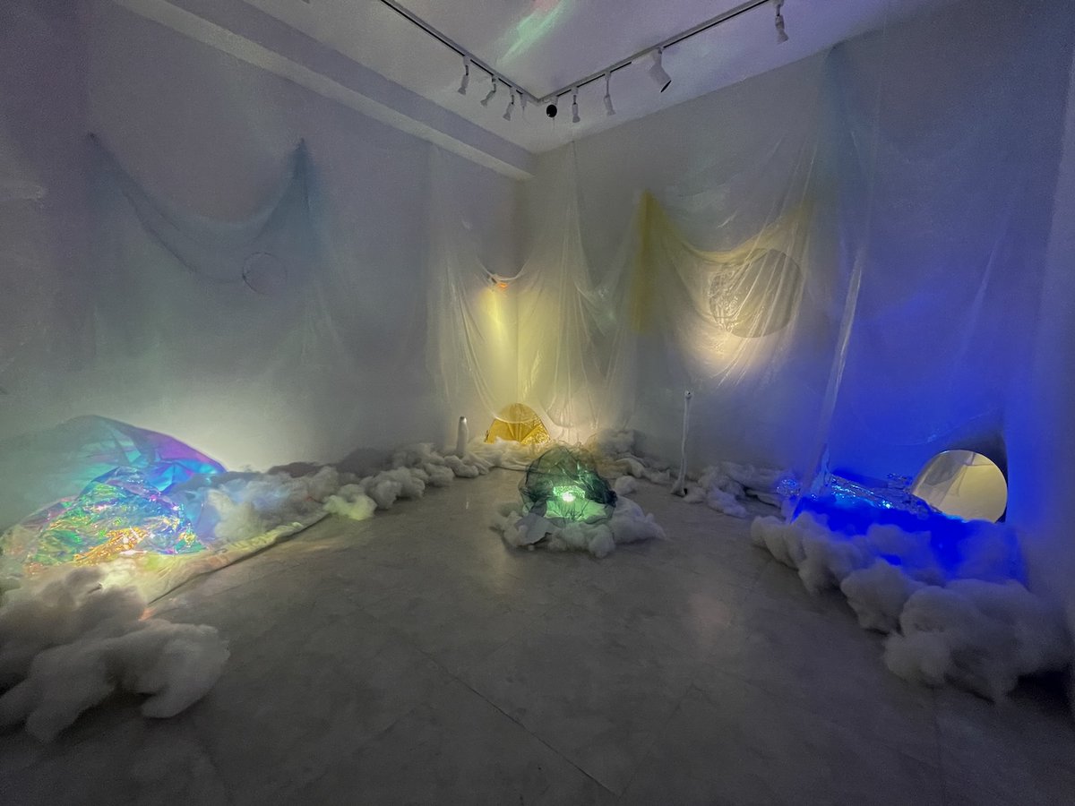 andlinks81's tweet photo. Yilun Zhan|占逸伦 個展
「境界|やわらかな — SOFT BOUNDARY」光に触れ、光の中を歩く。
見る位置や身体の動きによって色は重なり、空間は刻々と表情を変えていきます。9/15(火)〜9/19(土)
12:00〜18:00
#占逸伦 #SOFTBOUNDARY #LightArt #現代アート #GALLERYANDLINKS81 https://t.co/apIjen9Pho
