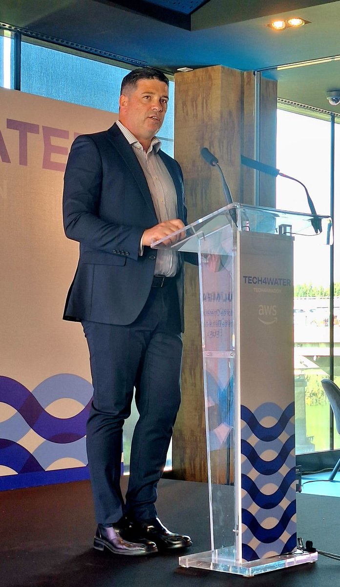 Ethic_'s tweet photo. 🎙️Paul Meaney, director de Operaciones para Centros de Datos de AWS para EMEA: «Estamos aquí para hablar de energía, de la tierra y del agua». #Tech4Water #Tech4Aragon https://t.co/nkwHN4eMcR