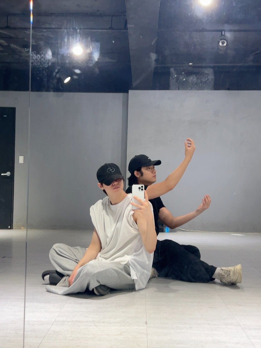 MYst_4u_'s tweet photo. 마이스트 [Epilogue : 4U] FANCON 및 이벤트에 대한 추가 공지📢

먼저 여러분들의 많은 관심에 감사드립니다🙇🏻‍♂️

•모든 회차의 공연 및 이벤트는 중간 입장이 가능합니다.(티켓 소지자 및 현장 발권자)

•응원봉(팬 라이트)은 따로 판매하지 않기 때문에 https://t.co/3zQWhRxBXt의 기존 응원봉이나 일반 응원봉을 사용해 주세요.

•공연 중 촬영은 기본적으로 불가하지만, 정해진 촬영 타임이 있을 예정입니다.(추후 공지)

•티켓 구입은 현장에서도 가능합니다 다만, 현금결제이고 할인 적용이 되지 않습니다.

マイスト【Epilogue : 4U】FANCONおよびイベントに関する追加告知

まず、皆さんの多くの関心に感謝します😁

•すべての回の公演およびイベントは途中入場が可能です。（チケット所持者および現地発券者）

•応援棒（ファンライト）は別途販売していないため、https://t.co/3zQWhRxBXtの既存の応援棒や一般的な応援棒をご利用ください。

•公演中の撮影は基本的に禁止ですが、定められた撮影時間がある予定です。（後日告知）

•チケットの購入は会場でも可能です。ただし、現金決済であり、割引は適用されません。

Additional announcements regarding Myst [Epilogue : 4U] FANCON and related events.
First of all, thank you very much for your great interest 😁

•All performances and events can be entered midway through (for ticket holders and on-site ticket sellers).

•Since cheering sticks (fan lights) are not sold separately, please use the existing cheering sticks from https://t.co/3zQWhRxBXt or regular cheering sticks.

•Photography is generally not allowed during the performance, but there will be a designated filming time (details will be announced later).

• Ticket purchases are also possible on-site. However, payment is made in cash and no discounts are applied.

#마이스트 #myst #idol #tokyo #concert