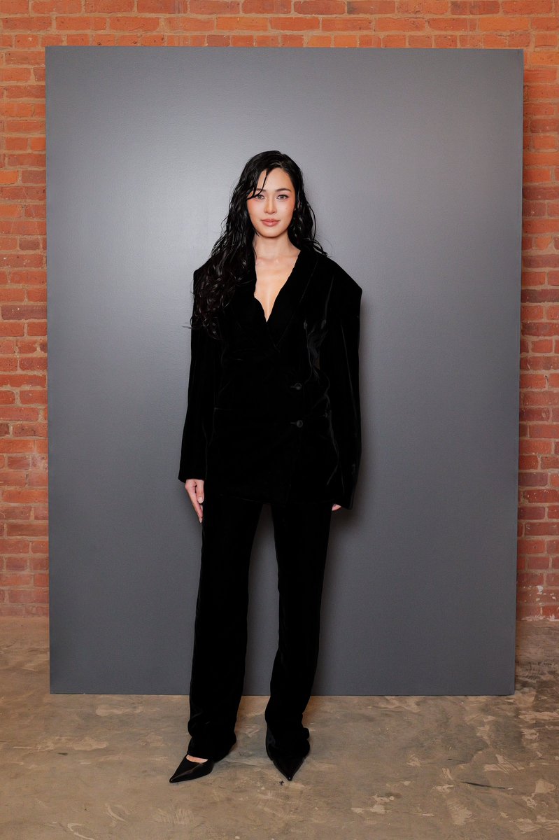 ParagonDepart's tweet photo. @CalvinKlein Collection โดย Veronica Leoni เผยโฉม Spring 2027 บนรันเวย์ ณ Terminal Warehouse มหานครนิวยอร์ก ถ่ายทอดการตีความ “American Minimalism” ผ่านเสื้อผ้าเบสิกอันเป็นเอกลักษณ์ของแบรนด์ที่ถูกปรับโฉมให้เพรียวยาวและเข้ารูปยิ่งขึ้น ผสานงานตัดเย็บอันคมกริบเข้ากับความสบาย พร้อมเติมมิติด้วยยีนส์ หนัง หนังกลับ และดีเทลชุดชั้นในสุดประณีต #หลิงหลิงคอง‌ #linglingkwongxcalvinklein #linglingkwong #linglingsirilak #ParagonFashion #ParagonDepartmentStore #TheMallGroup