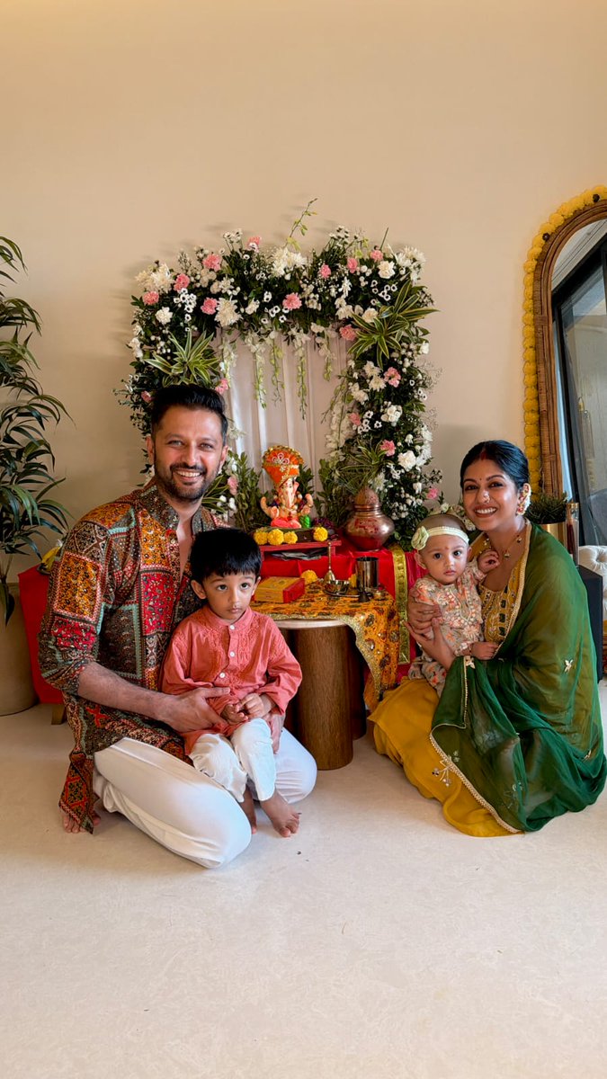tellychakkar's tweet photo. Ishita Dutta celebrates Ganesh Chaturthi with family, embracing the festive spirit with love and devotion! ✨🥰
@ishidutta #ishitadutta #vatsalsheth #ganeshchaturthi https://t.co/cAknADdEkx