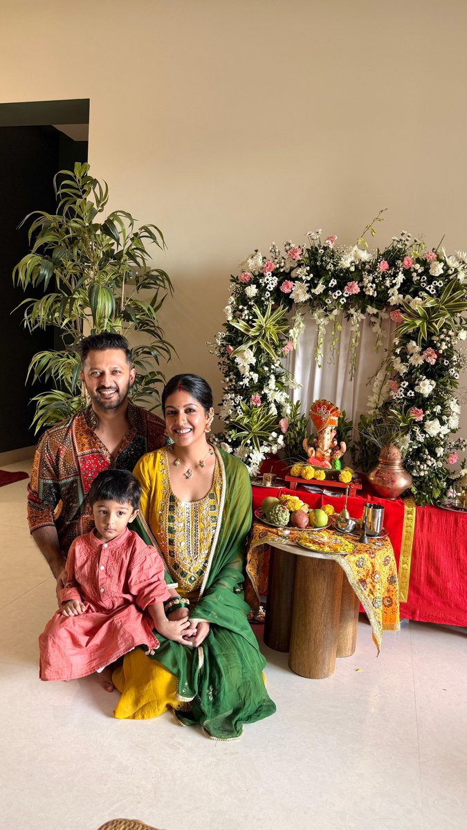 tellychakkar's tweet photo. Ishita Dutta celebrates Ganesh Chaturthi with family, embracing the festive spirit with love and devotion! ✨🥰
@ishidutta #ishitadutta #vatsalsheth #ganeshchaturthi https://t.co/cAknADdEkx