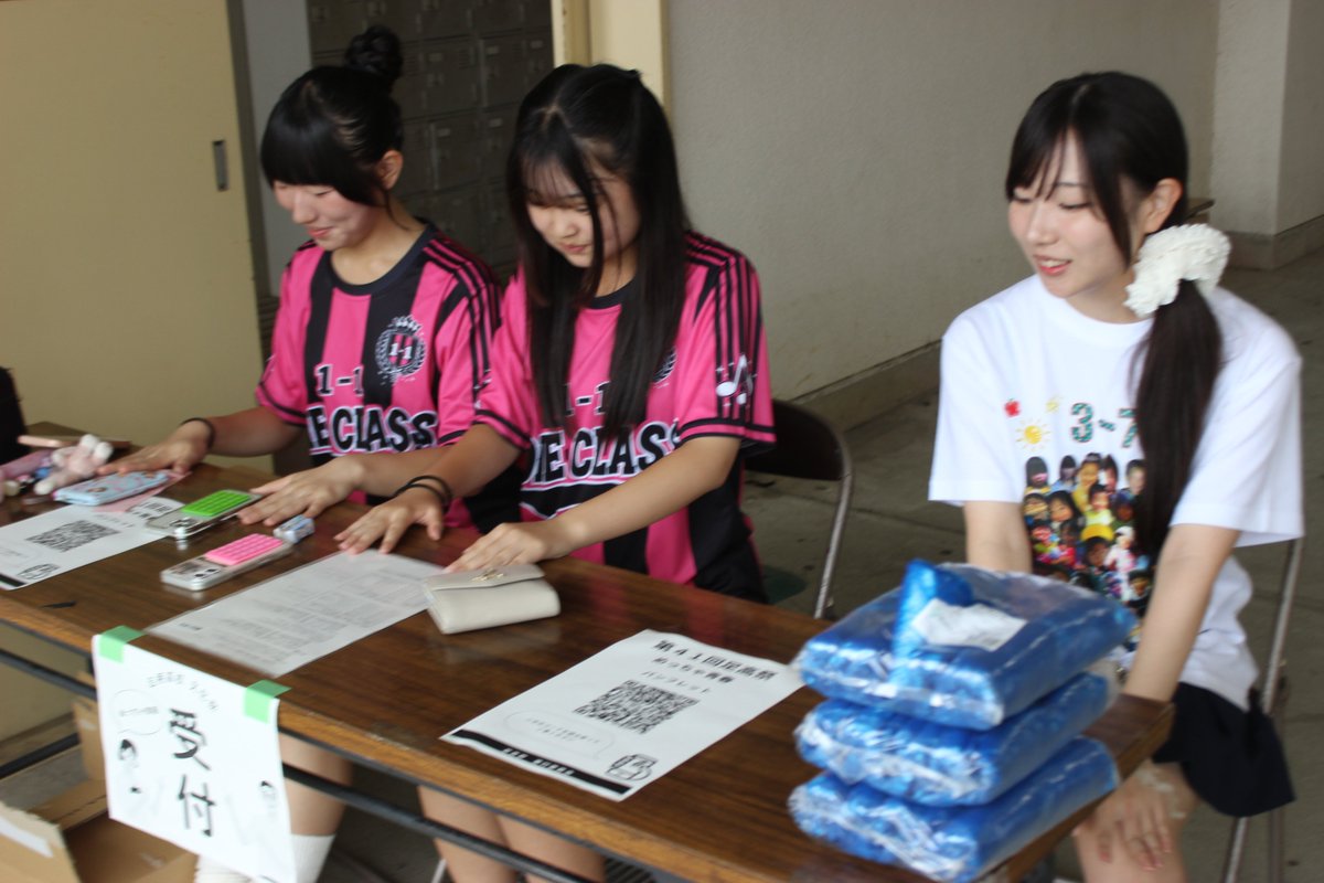 ashigara_h's tweet photo. 足高祭　成功を支えた委員会生徒

足高祭の成功は多くの生徒が協力し合ったおかげです。

足高祭実行委員会(本部、ステージ、外装、会計、備品・内装、後夜祭)、生徒会、生活委員会、放送委員会・放送部、保健委員会、美化委員会、防災委員会、写真部など、生徒たちが自発的に企画・運営を行いました。 https://t.co/aGbPTtz26a