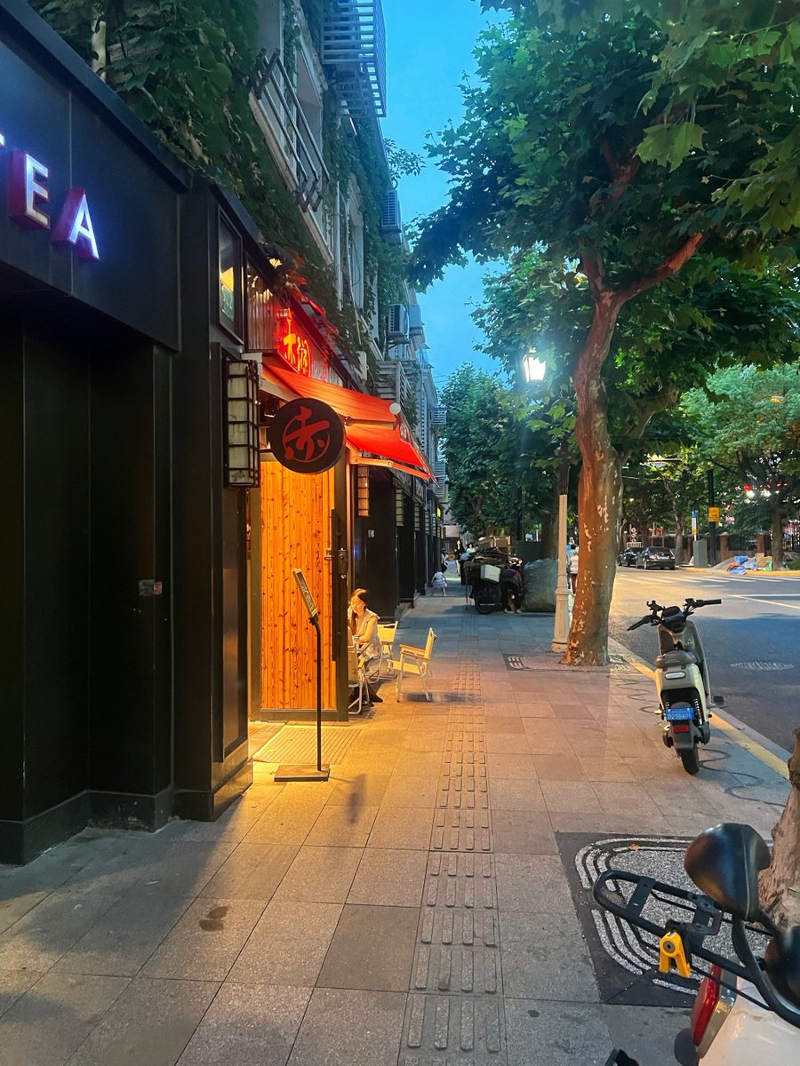 cremonesiluca's tweet photo. Just wandered the city streets u0026 caught this perfect afternoon glow filtering through a storefront — little moments hit different on lazy weekdays https://t.co/JttAHd70VV