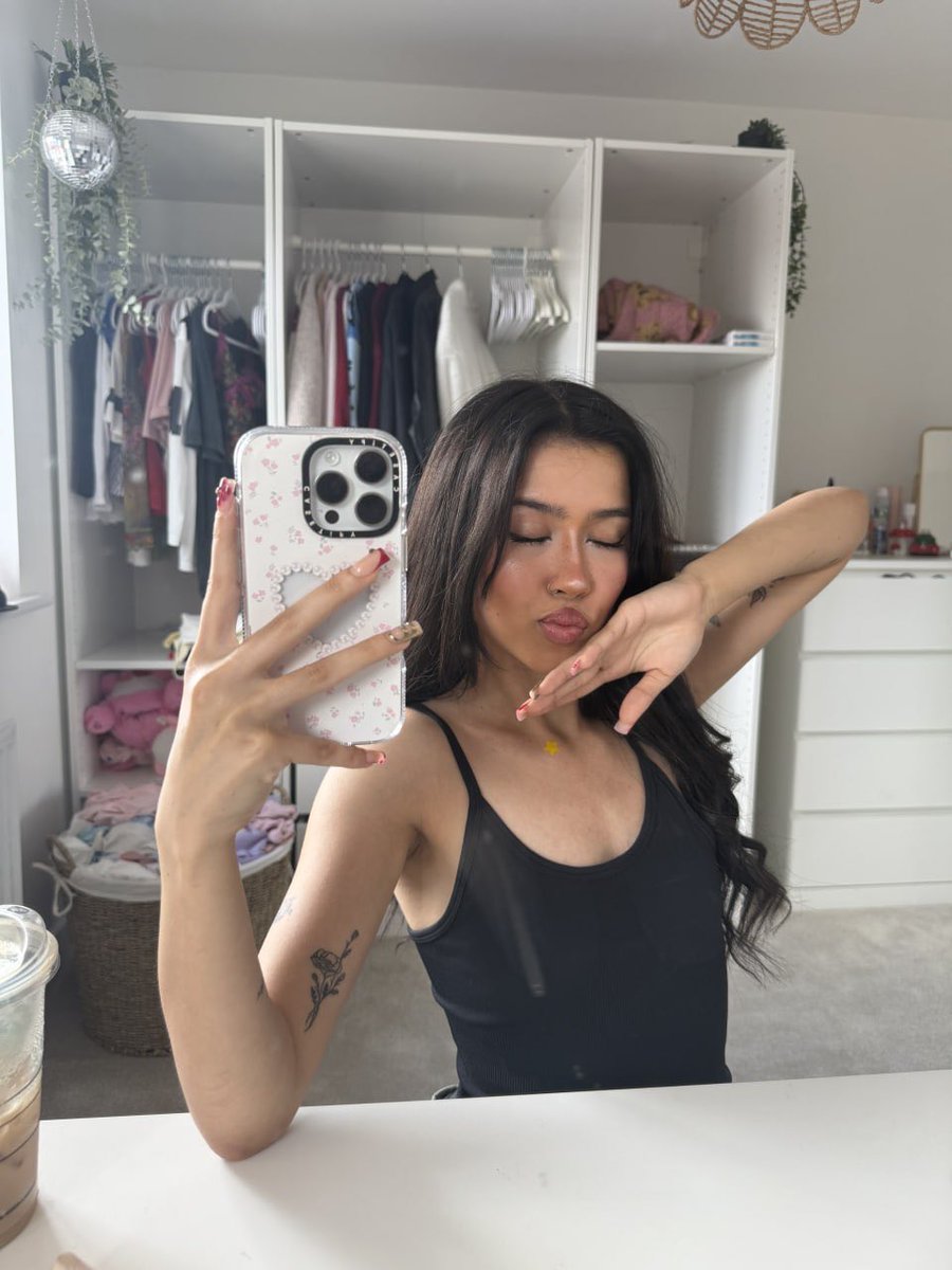 annablistbelle_'s tweet photo. selfie game so strong it should count as a skill on my resume 📄 https://t.co/2wbXptD0to