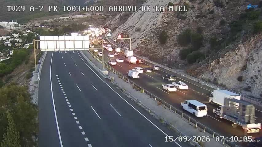 CanalMalagaRTV's tweet photo. 🔴Un accidente ocurrido poco antes de las 8.00h en la A-7, a su paso por Benalmádena en sentido Fuengirola provoca a esta hora 13km de retenciones

🛣️Incidente en el P.K. 1005

🚗Otro accidente en la A-357 a las 7:46h provoca 2km de caravana https://t.co/5eeiGkrsf1