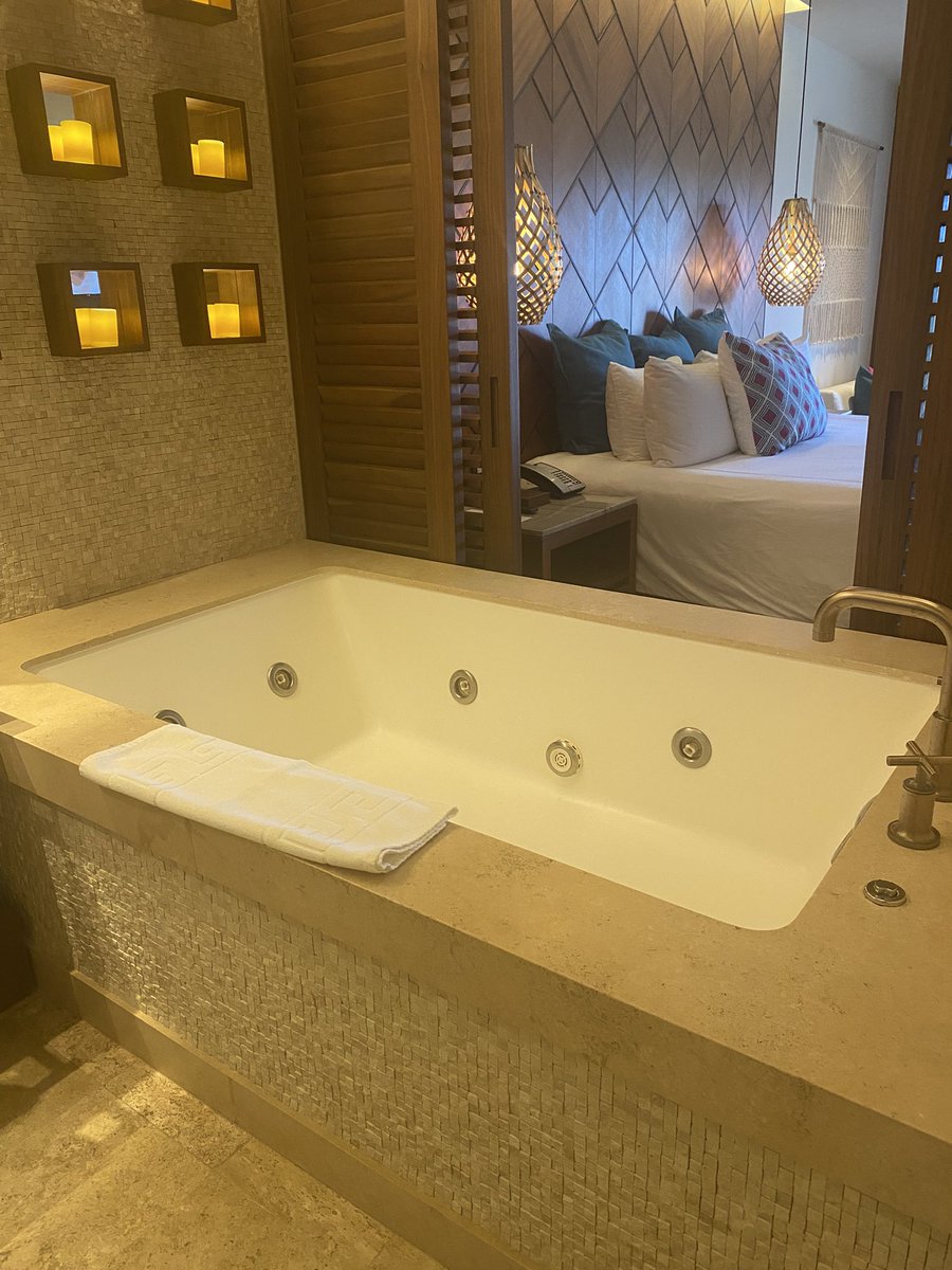 BlancoGoGo's tweet photo. Good morning Twitter 💋 from #MexicoBaby! 🇲🇽 It’s 3am and my #BodyClock is screwed. We didn’t even make it out to dinner last night, but at least we have a nice room to chill in 🥰 https://t.co/7SXkoGlSnv