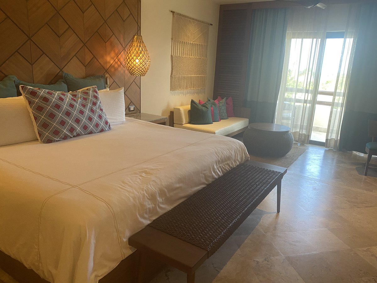 BlancoGoGo's tweet photo. Good morning Twitter 💋 from #MexicoBaby! 🇲🇽 It’s 3am and my #BodyClock is screwed. We didn’t even make it out to dinner last night, but at least we have a nice room to chill in 🥰 https://t.co/7SXkoGlSnv