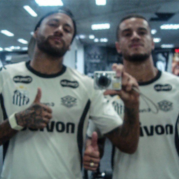 VibesFoot's tweet photo. Neymar et Coutinho ont recréé leur mythique photo d’enfance 🥹🇧🇷 https://t.co/7PJ3gXi9FG