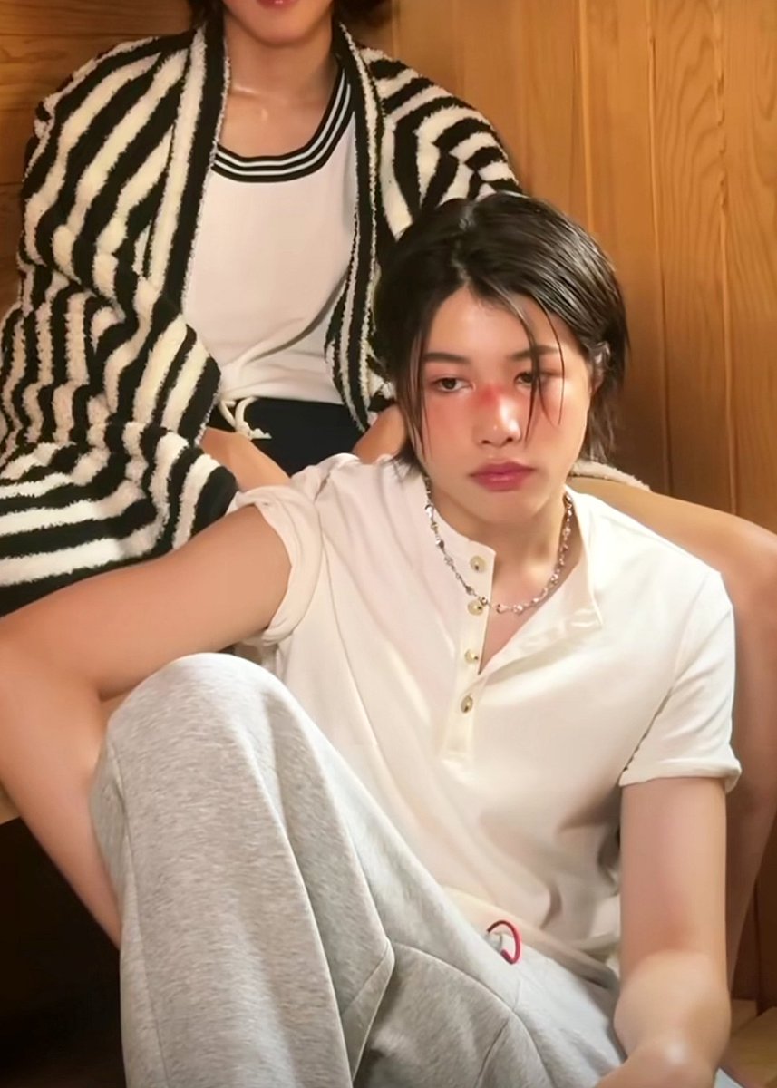 4sholilie's tweet photo. louis my beautiful french-korean king https://t.co/V8oZsw2avQ
