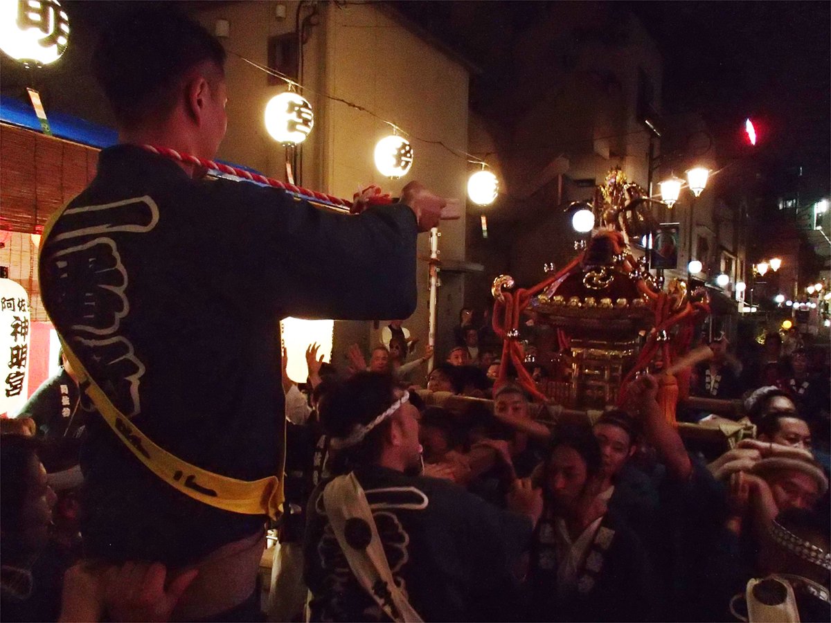 yasu_kou's tweet photo. SNSを見ると日曜日の「神明宮例大祭　神輿巡行」の投稿が続々と上がってますね。

やっぱり阿佐ヶ谷の一番の祭りはこの神輿です。
自分も担ぎ手として存分に楽しませて頂きました。
お陰で全身バキバキ。
一日空けてもまだ激痛です。
参加された皆様、お疲れ様でした。

そして、別件ですが→続 https://t.co/JOyGz95TYp