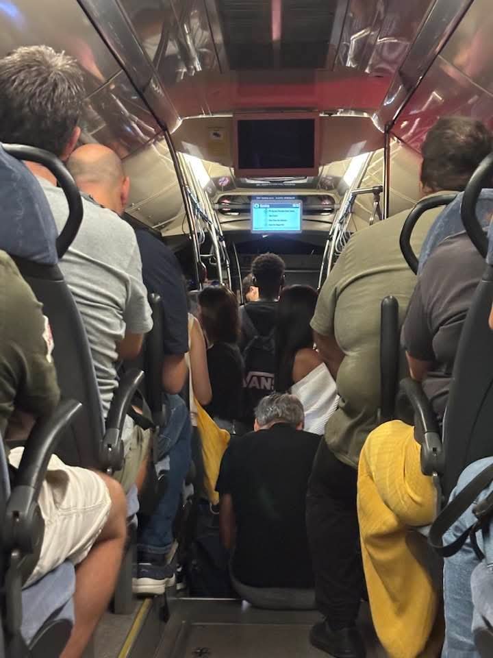 MilloremBus's tweet photo. 🚨 Aquest és el servei de les 6:35h de Premià a BCN: usuaris asseguts a terra i passadissos col·lapsats per falta de capacitat i seients.
​Realitzar un trajecte per autopista així és un perill per a la seguretat! Exigim solucions ja!  @moventisinfo @territoricat https://t.co/TSZiOlEvRJ