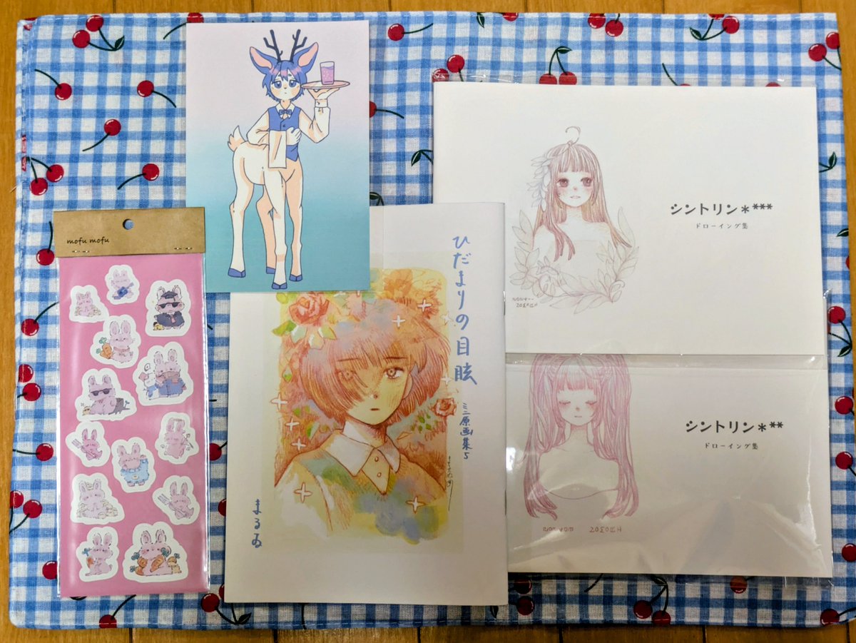 umi321052's tweet photo. 名古屋コミティアで買ってきたものたち。
初めてコミティア行ったけどとても楽しかったです！
百合作家のやまこさん(@yamako_love_cat )にサインいただけてとても嬉しかった☺️ https://t.co/taRBlupQ0Z