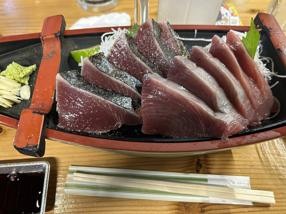 cid410410's tweet photo. 高知編！
夜はひろめ市場に行ってカツオを食べ比べてみたり色々おつまみ食べたりに🍺飲んでたりしてました！！

やいろ亭の舟盛りのタタキ＆刺身が切り身が大きくて食べ応えもあり、味も今まで食べたカツオで1番美味しいなと思えました✨ https://t.co/QKBJWhsr4i