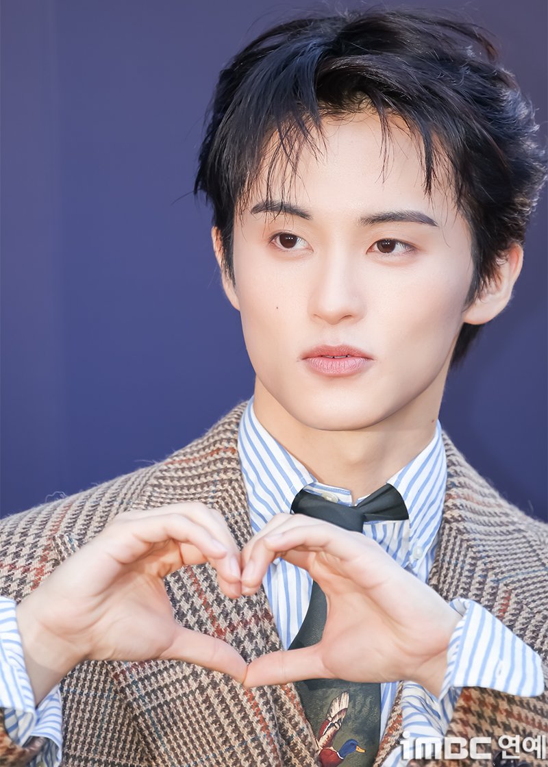 imbcenews's tweet photo. [포토] 마크, 애옹 하트
#마크 #mark #marklee #랄프로렌 #iMBC연예

가수 마크 리(Mark Lee)가 15일 오후 서울 종로구에 위치한 한 미술관에서 열린 패션 브랜드 다큐 스크리닝 이벤트 행사에 참석해 포즈를 취하고 있다.

🔗https://t.co/4uCeLw4pDU https://t.co/IWHi9PLkkr