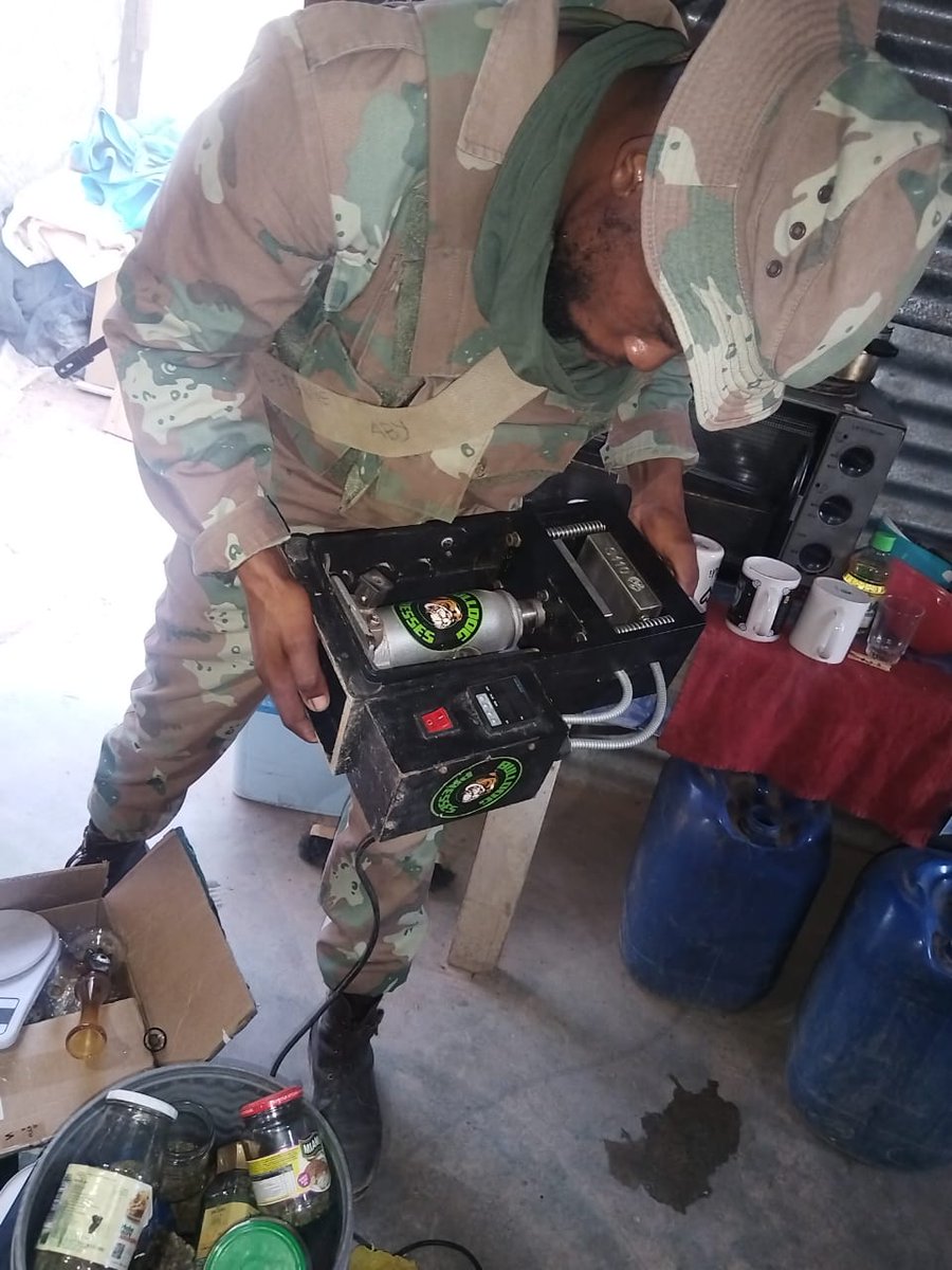 SANDF_ZA's tweet photo. Successes || Joint Operations Division || Joint Operations Results in Significant Drug Seizure at Vioolsdrift.

https://t.co/uyeFaxPiSt

#SANDF
#JointOperations
#JointOperationsNorthernCape https://t.co/fzO2ztKg0e