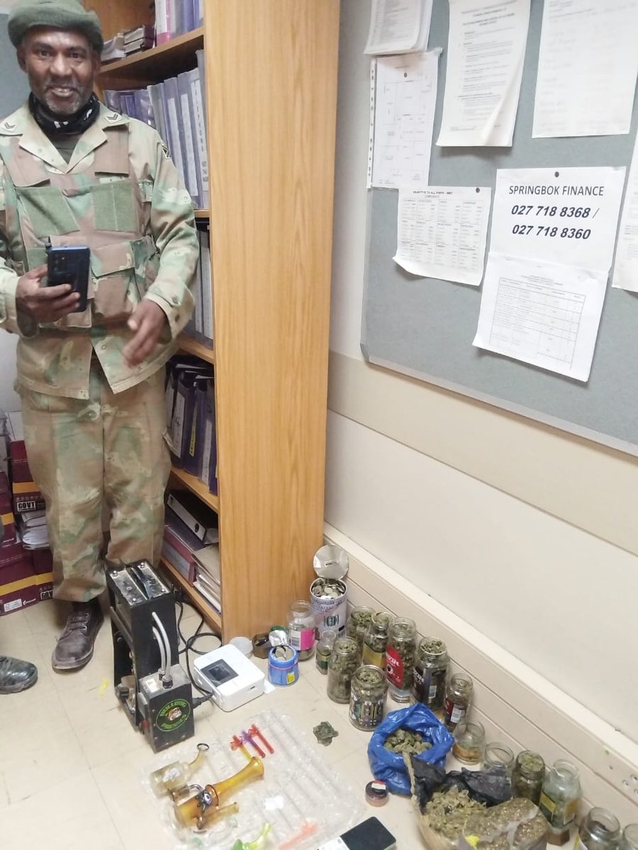 SANDF_ZA's tweet photo. Successes || Joint Operations Division || Joint Operations Results in Significant Drug Seizure at Vioolsdrift.

https://t.co/uyeFaxPiSt

#SANDF
#JointOperations
#JointOperationsNorthernCape https://t.co/fzO2ztKg0e