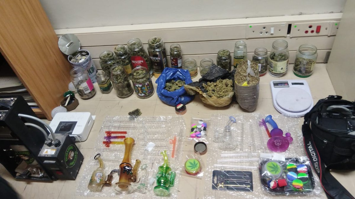 SANDF_ZA's tweet photo. Successes || Joint Operations Division || Joint Operations Results in Significant Drug Seizure at Vioolsdrift.

https://t.co/uyeFaxPiSt

#SANDF
#JointOperations
#JointOperationsNorthernCape https://t.co/fzO2ztKg0e
