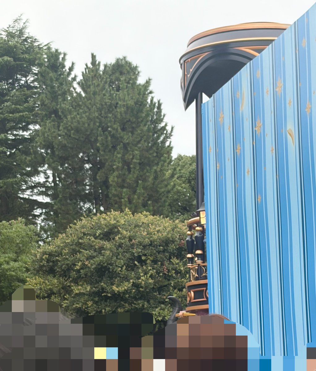 87GelaMatsu's tweet photo. フレンジーでミニポジ狙う方、1stは休止中のダンボの壁前に止まるのでミニーちゃんが見えるエリアめちゃくちゃ限られます…イン側ホンテ元FP発券機向かい4列目でこれです https://t.co/60p3ykwta7
