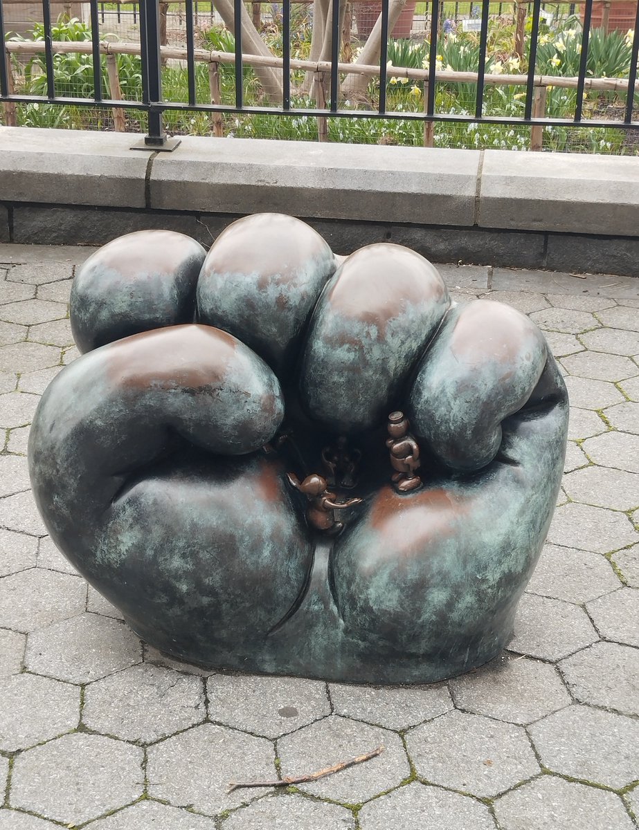 katerin87813001's tweet photo. A sculpture by Tom Otterness in New York #AlphabetChallenge #WeekKForKn knuckles up (you've got to fight For your right πΆ) https://t.co/afgu0ciKJ3