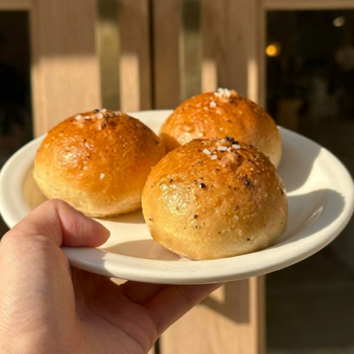 hanibbagel's tweet photo. 🥯トリュフマヨ塩ベーグル
明太子マヨと共に日本のお客さまに特に人気です🍄
塩ベーグルに、トリュフマヨ。
トリュフがたっぷりと

#HANIBBAGEL #一口ベーグル #聖水 https://t.co/lq6ZVzscFZ