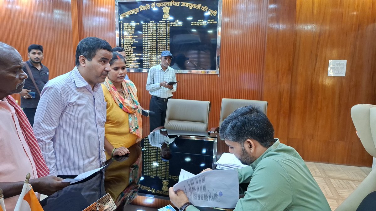 dcjamtara's tweet photo. कार्यालय प्रकोष्ठ में आयोजित #जनता_दरबार में आज जिले के ग्रामीण एवं शहरी क्षेत्रों से आए करीब 45 से अधिक संख्या में आमजनों की समस्याओं/शिकायतों को सुना। प्राप्त शिकायतों/आवेदनों के त्वरित एवं प्रभावी समाधान हेतु संबंधित अधिकारियों को अग्रसारित कर समुचित कार्रवाई हेतु निर्देशित किया, साथ ही अधिकतर समस्याओं का ऑन स्पॉट समाधान किया गया। 
#JantaDarbar 
#DistrictAdministration
#Jamtara
@AlokDubeyIAS 
@JharkhandCMO 
@prdjharkhand