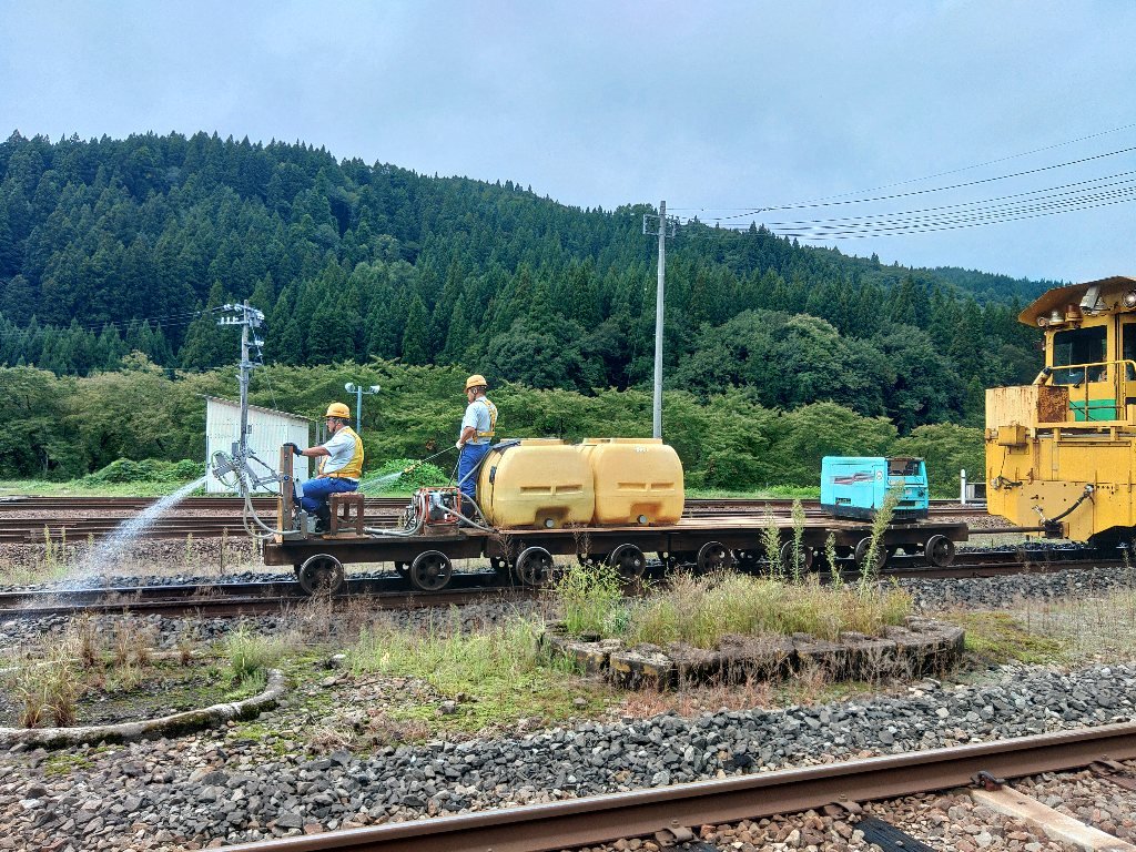 anjt_official's tweet photo. 阿仁合駅構内の除草作業

モーターカーに推されて散布用トロッコが除草剤を噴霧してました https://t.co/bNDOyOKotO