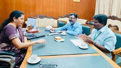 Mrblackvk's tweet photo. நாங்க எதிர்த்த அளவு கூட திமுக பாஜகவை எதிர்க்கவில்லை _நிகழ்ச்சிகளுக்கு எல்லாம் ஒன்றிய அமைச்சர்களை அழைத்தார்கள்!-திருமாவளவன் 

பாஜகவோடு இணக்கமாக திமுக போனது என்று சொன்னால் ; உங்களுக்கு என்ன கிடைக்க போகுது !?

இந்த இந்த விஷயத்தில் பாஜக வுடன் -திமுக என்று சொன்னால் நன்றாக இருக்கும்!

அதே போல் நிகழ்ச்சிகள் என்று குறிப்பிட்டு இருக்கிறீங்க?

உதாரணமாக கலைஞர் நாணயம் வெளியீடு நிகழ்ச்சி ஒன்றிய அமைச்சர் ராஜ்நாத் சிங் வந்தார் வெளியிட்டார் : அந்த நிகழ்ச்சியிலும் முதல் வரிசையில் முதலில் அமர்ந்திருந்தது நீங்கள் தானே!?

ஏன் என்னவானது !?

நீங்கள் அமித் ஷா , நிர்மலசீதாராமன் , ராமதாஸ் அத்வாலே ....போன்றோருடன் one to one சந்தித்தது எல்லாம் அரசியல் நாகரீகமா>? இல்ல கூட்டா?

எவ்வளோ வரலாறு எல்லாம் பேசுவீங்க ?....

காலக்கொடுமை!

முதல்வராய் ஸ்டாலின் நிகழ்ச்சிகளில் பாஜக அமைச்சர்களுடன் கலந்து கொண்டது கூட சமரசம் என்றால் !

திருமாவளவன்....... 

மோடியுடன் சந்திப்பு 
அமித்ஷா வுடன் சந்திப்பு 
நிர்மலா மேடம் சந்திப்பு 
ராமதாஸ் அதவாலே வுடன் சந்திப்பு 
L முருகன் + நாகேந்திரன் கூட சந்திப்பு!

மேலும் ராஜ்நாத் சிங் கலந்து கொண்ட  அதே நாணயம் வெளியீடு நிகழ்ச்சியில் கலந்து கொண்டு முதல்வரிசையில் கம்பீரமாய் நிற்பது எதற்கு!

இதுல அறிவு பரம்பரை என்று பேசி கொள்வது !

என்ன கூடூரமானா மனுஷன்யா!?