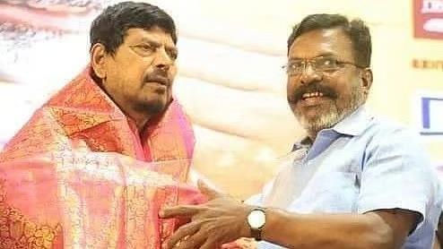 Mrblackvk's tweet photo. நாங்க எதிர்த்த அளவு கூட திமுக பாஜகவை எதிர்க்கவில்லை _நிகழ்ச்சிகளுக்கு எல்லாம் ஒன்றிய அமைச்சர்களை அழைத்தார்கள்!-திருமாவளவன் 

பாஜகவோடு இணக்கமாக திமுக போனது என்று சொன்னால் ; உங்களுக்கு என்ன கிடைக்க போகுது !?

இந்த இந்த விஷயத்தில் பாஜக வுடன் -திமுக என்று சொன்னால் நன்றாக இருக்கும்!

அதே போல் நிகழ்ச்சிகள் என்று குறிப்பிட்டு இருக்கிறீங்க?

உதாரணமாக கலைஞர் நாணயம் வெளியீடு நிகழ்ச்சி ஒன்றிய அமைச்சர் ராஜ்நாத் சிங் வந்தார் வெளியிட்டார் : அந்த நிகழ்ச்சியிலும் முதல் வரிசையில் முதலில் அமர்ந்திருந்தது நீங்கள் தானே!?

ஏன் என்னவானது !?

நீங்கள் அமித் ஷா , நிர்மலசீதாராமன் , ராமதாஸ் அத்வாலே ....போன்றோருடன் one to one சந்தித்தது எல்லாம் அரசியல் நாகரீகமா>? இல்ல கூட்டா?

எவ்வளோ வரலாறு எல்லாம் பேசுவீங்க ?....

காலக்கொடுமை!

முதல்வராய் ஸ்டாலின் நிகழ்ச்சிகளில் பாஜக அமைச்சர்களுடன் கலந்து கொண்டது கூட சமரசம் என்றால் !

திருமாவளவன்....... 

மோடியுடன் சந்திப்பு 
அமித்ஷா வுடன் சந்திப்பு 
நிர்மலா மேடம் சந்திப்பு 
ராமதாஸ் அதவாலே வுடன் சந்திப்பு 
L முருகன் + நாகேந்திரன் கூட சந்திப்பு!

மேலும் ராஜ்நாத் சிங் கலந்து கொண்ட  அதே நாணயம் வெளியீடு நிகழ்ச்சியில் கலந்து கொண்டு முதல்வரிசையில் கம்பீரமாய் நிற்பது எதற்கு!

இதுல அறிவு பரம்பரை என்று பேசி கொள்வது !

என்ன கூடூரமானா மனுஷன்யா!?