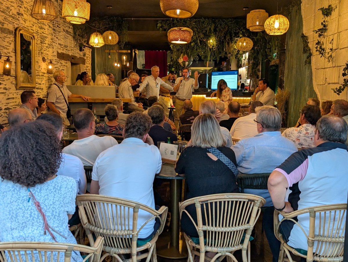 Nouv_Energie49's tweet photo. Nouvelle Énergie a fait salle comble hier soir à Angers, au bar Le Cahupa.

Animée par @PascalineHurel et @christof_grauX, la soirée a réuni plus de 60 personnes autour de témoignages et d’échanges sans langue de bois. Nous avons notamment écouté Pascal Favre d’Anne parler de l’engagement en politique, Louis-Marie Bachelot évoquer la dynamique inédite que connaît @DavidLisnard depuis quelques semaines, ainsi que Geoffroy Dehen partager son expérience en tant que relais de Nouvelle Énergie en Suisse.

Le terrain a son candidat: @DavidLisnard!
J-215: Rejoignez nous @Nouv_Energie ➡️https://t.co/GcRwsP55ri