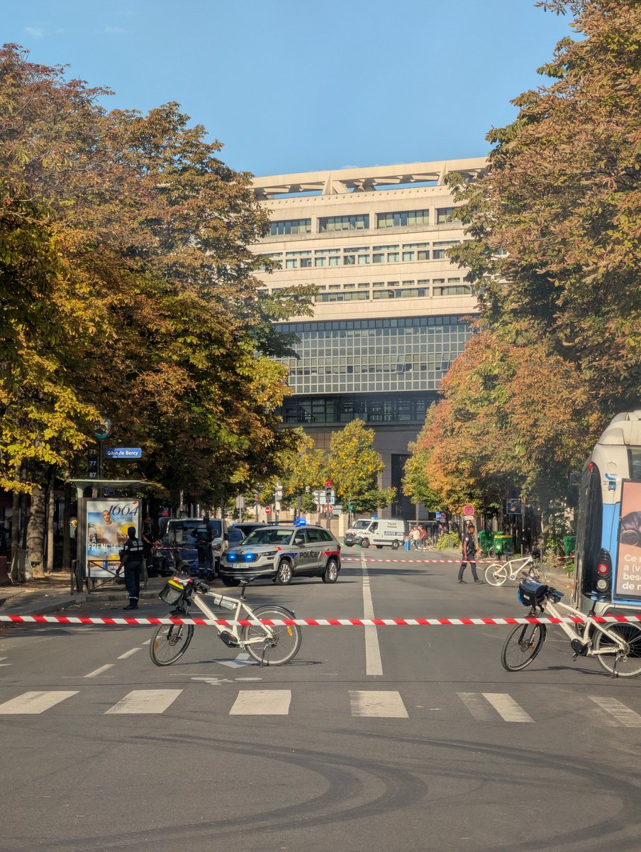 Dwinoss's tweet photo. Hélicoptère au dessus de Gare de Lyon, rue entre la gare de Bercy et l'Accor Arena fermée, il se passe quoi ? 🤔 https://t.co/3BjPp0ZtE4