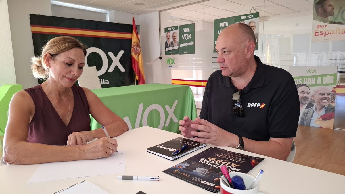 VOXSevilla_'s tweet photo. 🚨 @ApfpSorg 
@APFP_ES
traslada a @rromerovilches  de VOX sus urgencias: reclaman 3.000 plazas, más seguridad y ser agentes de la autoridad.

👉Según ha indicado Gonzalo Arboledas, un funcionario vigila hasta 140 presos. Exigen el fin de la brecha salarial.
#FuncionariosPrisiones https://t.co/n9hoRHPjE5