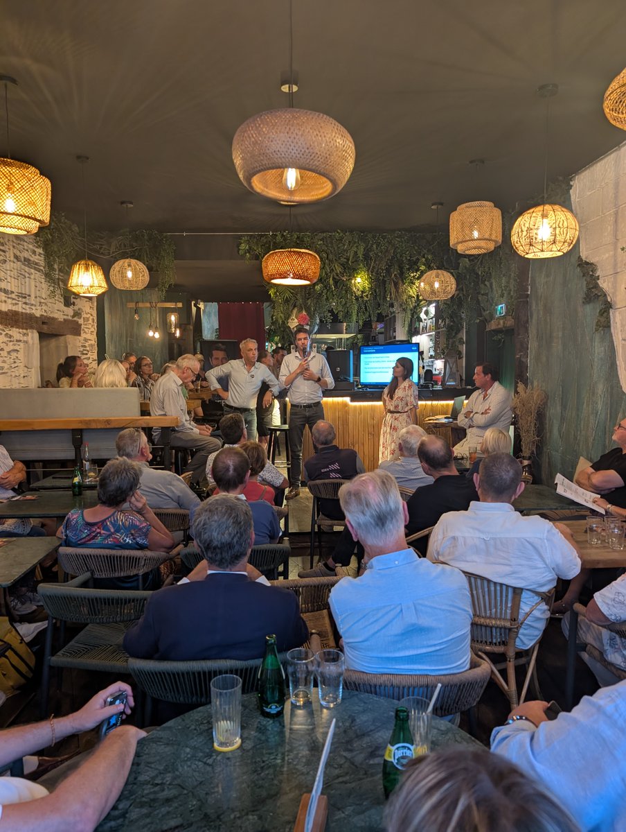 Nouv_Energie49's tweet photo. Nouvelle Énergie a fait salle comble hier soir à Angers, au bar Le Cahupa.

Animée par @PascalineHurel et @christof_grauX, la soirée a réuni plus de 60 personnes autour de témoignages et d’échanges sans langue de bois. Nous avons notamment écouté Pascal Favre d’Anne parler de l’engagement en politique, Louis-Marie Bachelot évoquer la dynamique inédite que connaît @DavidLisnard depuis quelques semaines, ainsi que Geoffroy Dehen partager son expérience en tant que relais de Nouvelle Énergie en Suisse.

Le terrain a son candidat: @DavidLisnard!
J-215: Rejoignez nous @Nouv_Energie ➡️https://t.co/GcRwsP55ri