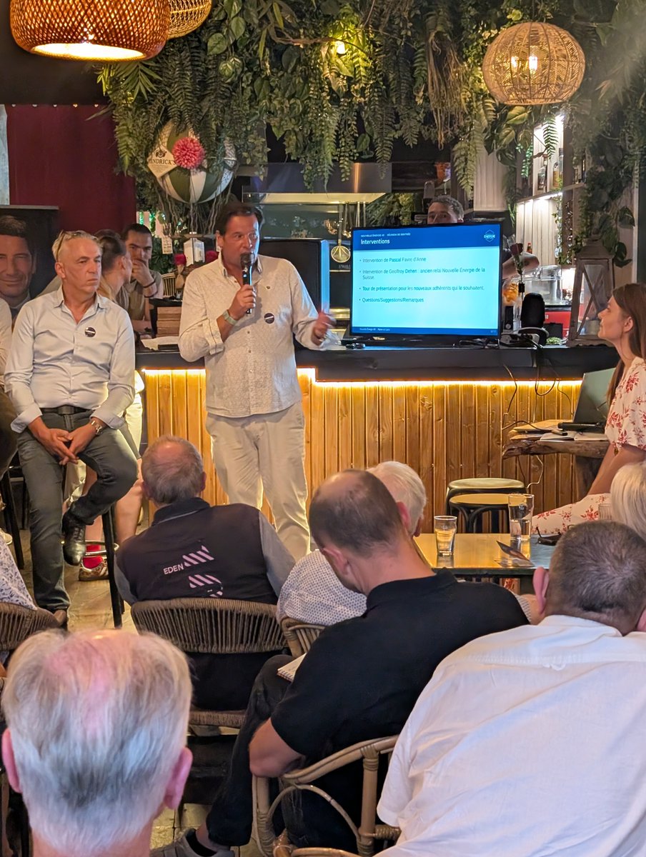 Nouv_Energie49's tweet photo. Nouvelle Énergie a fait salle comble hier soir à Angers, au bar Le Cahupa.

Animée par @PascalineHurel et @christof_grauX, la soirée a réuni plus de 60 personnes autour de témoignages et d’échanges sans langue de bois. Nous avons notamment écouté Pascal Favre d’Anne parler de l’engagement en politique, Louis-Marie Bachelot évoquer la dynamique inédite que connaît @DavidLisnard depuis quelques semaines, ainsi que Geoffroy Dehen partager son expérience en tant que relais de Nouvelle Énergie en Suisse.

Le terrain a son candidat: @DavidLisnard!
J-215: Rejoignez nous @Nouv_Energie ➡️https://t.co/GcRwsP55ri