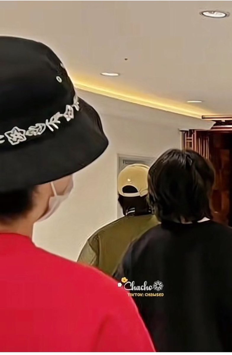 purplekootae's tweet photo. Don’t know if you’re an ignorant or just dvmb. Make a research before you talk, girl.  There is more, before tour has started. And no, bodyguards and staff with cams are not the same. https://t.co/sfy7dZOMHA