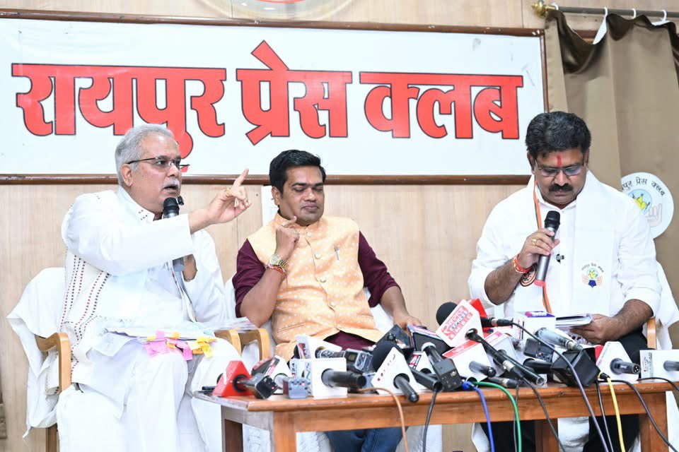 bhupeshbaghel's tweet photo. प्रधानमंत्री आवास पर इन झूठों को उपमुख्यमंत्री विजय शर्मा ने स्वीकार कर लिया है.

यह छत्तीसगढ़ की जनता की दुष्प्रचार पर जीत है.

1. 2023 में नई भाजपा सरकार ने 18 लाख नए प्रधानमंत्री आवास स्वीकृति करने का जो दावा किया था वो झूठ है

2. केंद्रीय मंत्री शिवराज सिंह जी ने अपने तीन दौरों पर जो लगभग 10 लाख प्रधानमंत्री आवास का दावा किया था, वह भी झूठ है

प्रचार की आड़ में छिपना बंद कीजिए विष्णुदेव जी!
धरातल पर आइये और सच्चाई का सामना कीजिए.