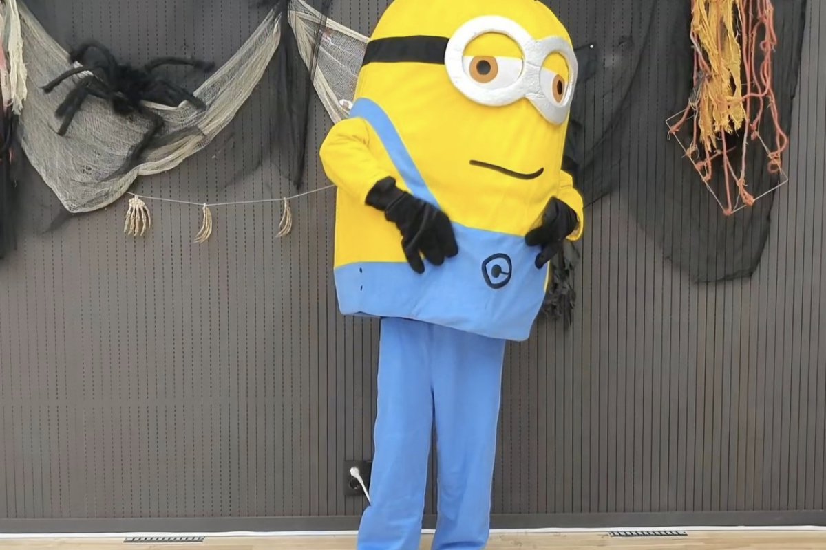 KangOsws's tweet photo. ตำนานวันฮาโลวีน ตำนานทะเลาะกับปลั๊กไฟ55555555555555 ตำนานมินเนี่ยนขายาว และวันนั้นทล.มีแต่คนเดาว่าฮาโลวีนแดนจะแต่งเป็นอะไรน่ากลัวๆหรือแวมไพร์หล่อๆงี้สรุป....มินเนี่ยน...พี่มันพาหลุดตรีมไปไกลมาก แล้วขายขำทั้งไลฟ์ กวนมาก เปิดมาก็ขำตัวเองก่อนจะบ้าตาย 🤣🤣🤣 https://t.co/BgQZcvxGlr