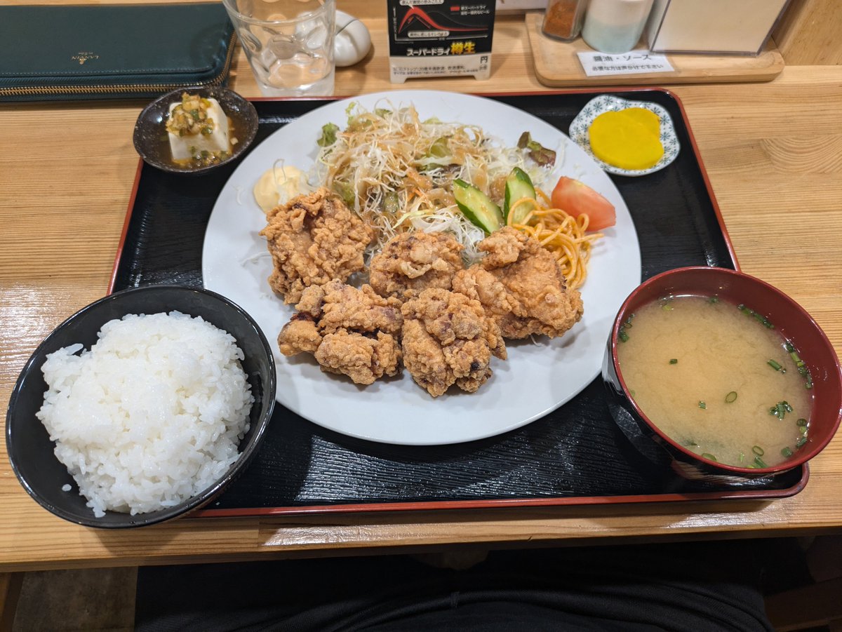 6969hbk's tweet photo. 悩んだ末の唐揚げ定食です。
初見の定食屋は唐揚げ定食、
もしくはカツ丼に限ります。
ご馳走様でした。 https://t.co/IUbP1m9lxk
