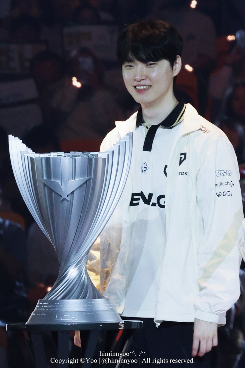 himinnyoo's tweet photo. 260913 LCK FINALS

        🐱🏆

#Chovy #쵸비 #정지훈 https://t.co/CQRLSNXPoW