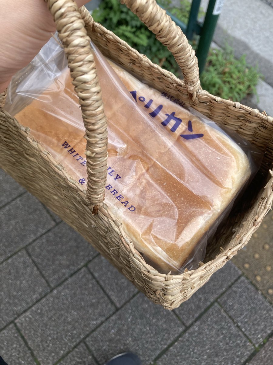 a24_sano's tweet photo. 昼から観劇のため休みを取っていて、終わったらすぐ帰らないと通勤電車に巻き込まれるし、せっかくの平日休みなので朝から蔵前に行きカゴ屋さんで食パンの入りそうなカゴを買い、その足で有名な食パン屋さんに行くなどした https://t.co/wuG5euxdMx