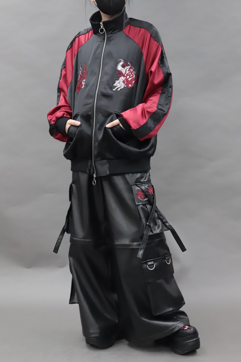 REZEN__Official's tweet photo. 【Coming Soon】
九尾狐刺繍スカジャンが明日発売！
https://t.co/axm6HS31fi

鬼火を纏った九尾の狐の幻想的ながらも力強い様を、繊細な刺繍で表現。
ラメ糸も織り交ぜた立体的な刺繍が、圧倒的な存在感を演出します。 https://t.co/MYAPXILM0R
