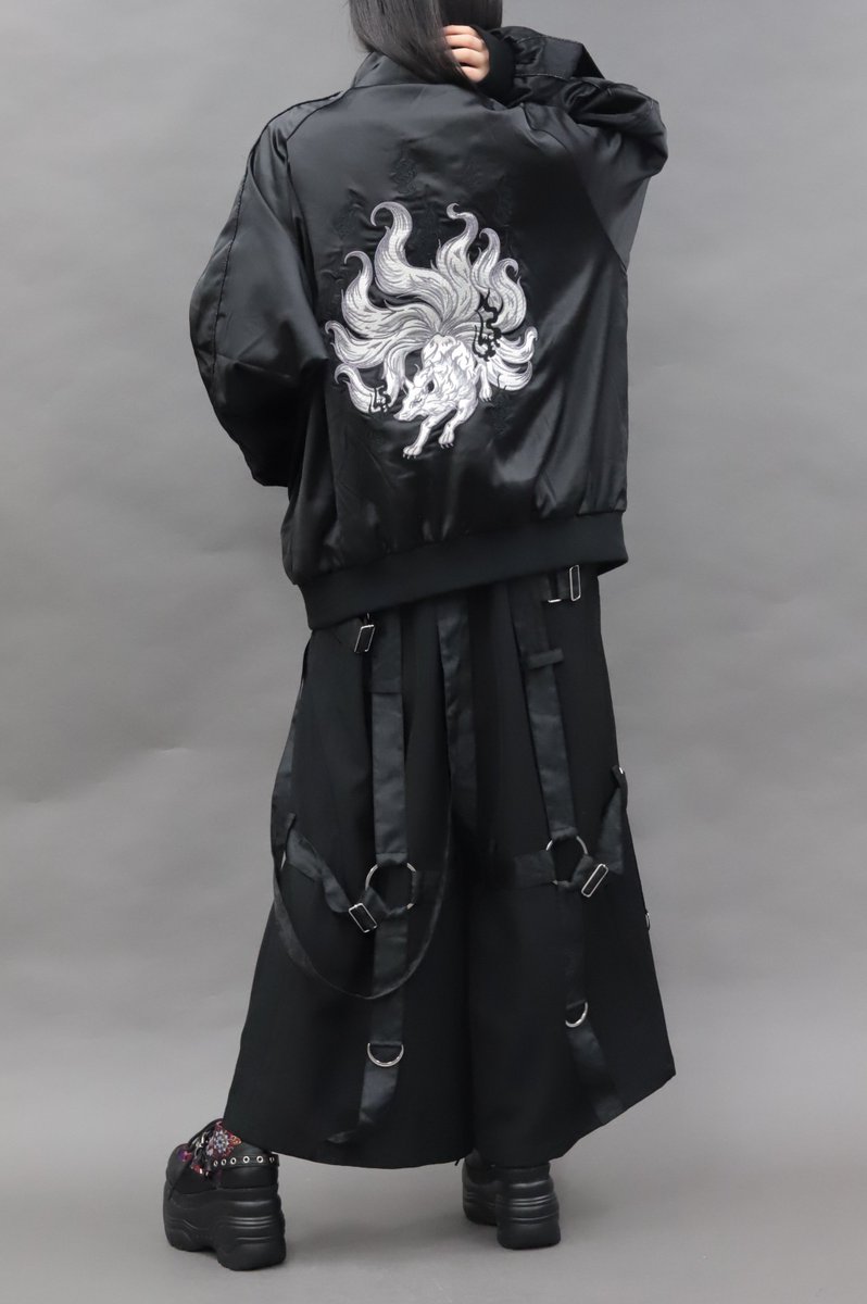 REZEN__Official's tweet photo. 【Coming Soon】
九尾狐刺繍スカジャンが明日発売！
https://t.co/axm6HS31fi

鬼火を纏った九尾の狐の幻想的ながらも力強い様を、繊細な刺繍で表現。
ラメ糸も織り交ぜた立体的な刺繍が、圧倒的な存在感を演出します。 https://t.co/MYAPXILM0R