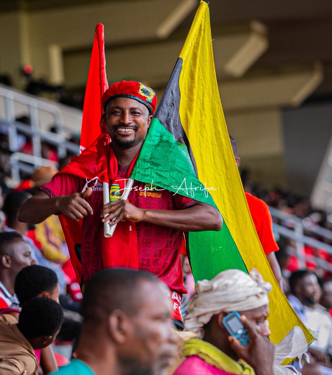 josephodei09's tweet photo. Red Army in full force! 🔴🔥 The fans came in their numbers to Baba Yara Sports Stadium to celebrate Kotoko’s victory over Hearts of Lions. ❤️🤍 #AsanteKotoko #Kotoko #RedArmy #BabaYaraStadium #GPL #HeartsOfLions #KotokoFans https://t.co/Y0IfG0QAsN