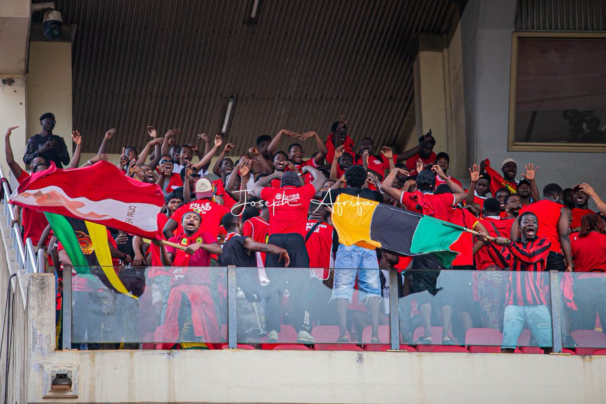 josephodei09's tweet photo. Red Army in full force! 🔴🔥 The fans came in their numbers to Baba Yara Sports Stadium to celebrate Kotoko’s victory over Hearts of Lions. ❤️🤍 #AsanteKotoko #Kotoko #RedArmy #BabaYaraStadium #GPL #HeartsOfLions #KotokoFans https://t.co/Y0IfG0QAsN