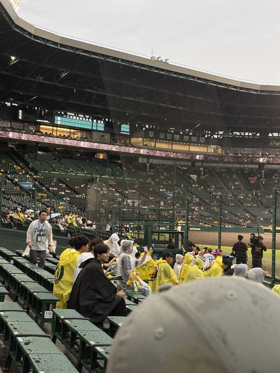 oyattosaaa1's tweet photo. 先週も雨で中止
今日はなんとか
雨模様ですが決行しますね
連敗脱出してよー
#阪神タイガース
#一塁アルプス https://t.co/awYntc4X9k