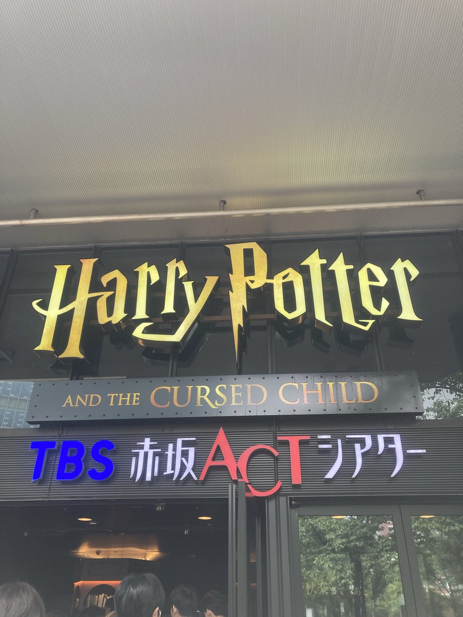 a24_sano's tweet photo. そして2度目の観劇へ。
今回は前から4列目にしてたのでキャストの方の目線やら仕草やらがすごく良く見えて感情移入しまくり。前回は全体がよく見える席だったのでどちらも良かったな。とても良かったな https://t.co/Trof2jBlNT
