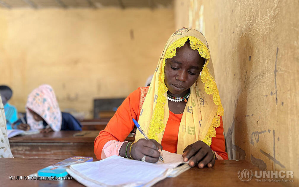 UnhcrTchad's tweet photo. In eastern Chad, 17-year-old Sudanese refugee Djinie dreams of a future shaped by learning, not displacement.

School is where she finds confidence, friendship, and hope, and every lesson brings her one step closer to the future she imagines for herself.

For helping to keep the dreams of thousands of young refugees in Chad alive, huge thanks to
@CanadaDev🇨🇦
@eu_echo 🇪🇺
@GermanyDiplo🇩🇪
@EduCannotWait
@MastercardFdn