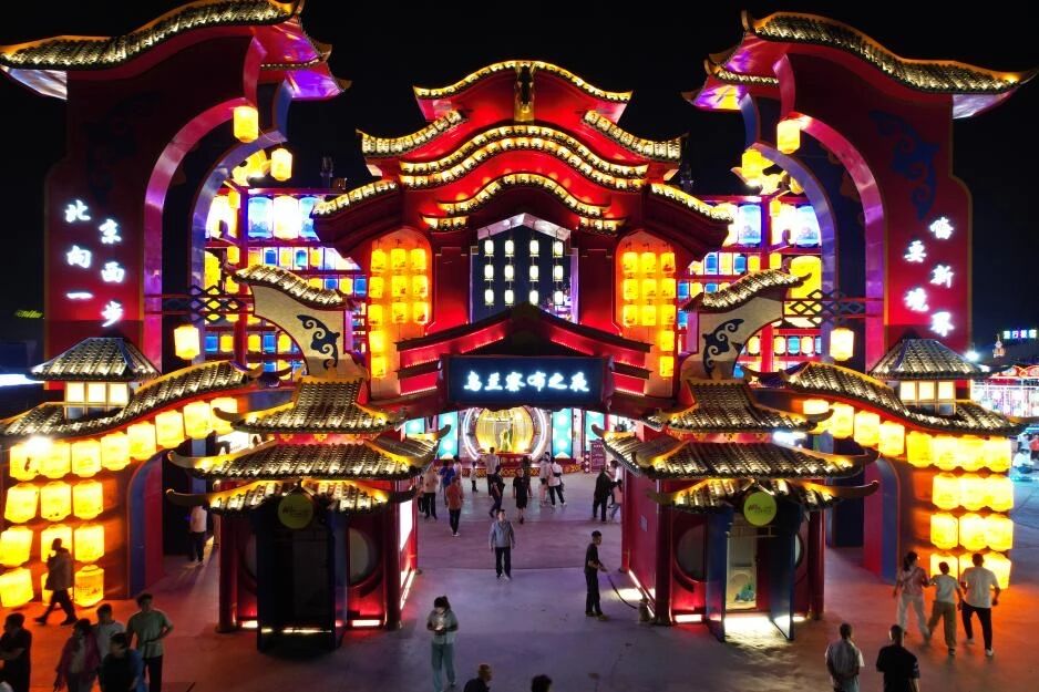 Ulaanqab's tweet photo. This autumn, dive into the upgraded Ulaanqab Night for a whirlwind of surprises! 

Discover revamped attractions, immersive ethnic performances, a unique grassland feast, and authentic local cuisine. 🤩 https://t.co/W4zrEef9tm