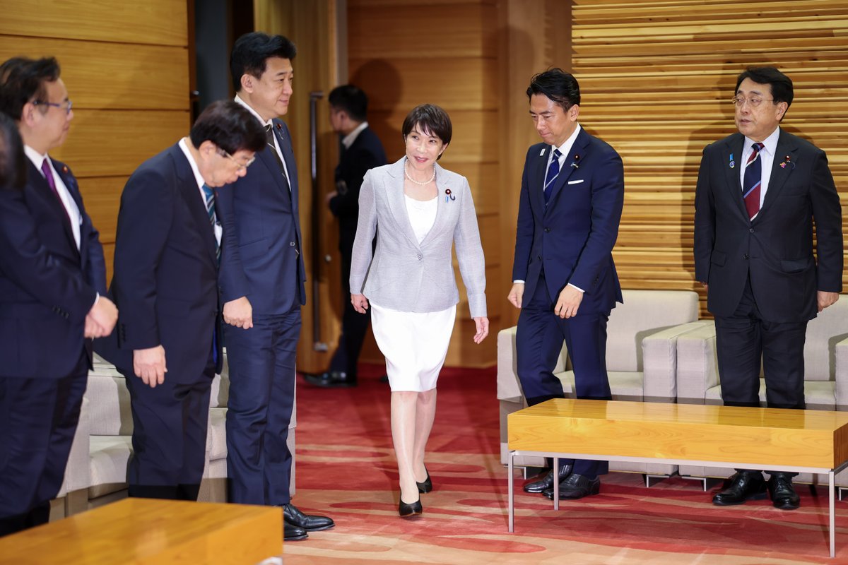 PressSec_JP's tweet photo. 臨時閣議で大綱を決定しました。

「働くことにより生活の向上が実感できる社会」。現役で働く皆さんの手取りが増えるよう「就業者負担軽減支援金」を新たに導入します。

本格導入までのつなぎで、飲食料品消費税率を来年4月から2年間臨時的に1％に引き下げ、1％相当分の支援金制度を組み合わせます。 https://t.co/gOs7oOveqx